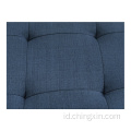 Ruang tamu satu kursi biru kain santai sofa dengan kaki kayu solid